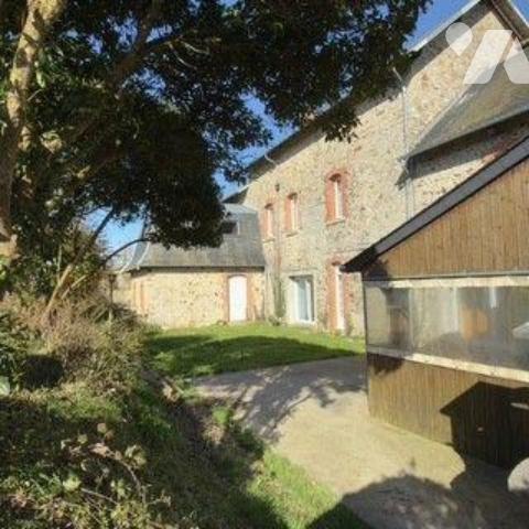 À proximité immédiate du centre de La Haye (50250), commune reconnue pour son dynamisme commerc...