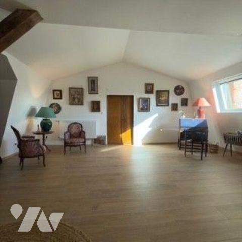 À proximité immédiate du centre de La Haye (50250), commune reconnue pour son dynamisme commerc...