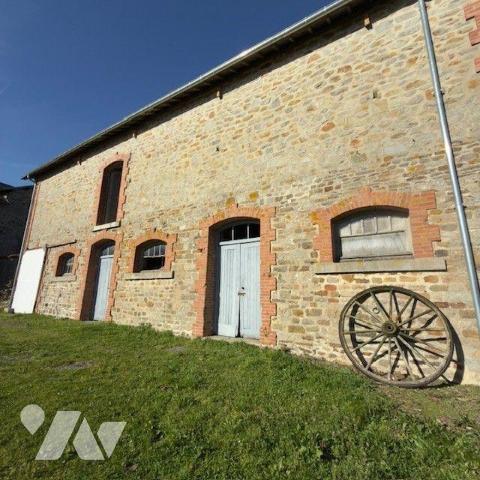 À proximité immédiate du centre de La Haye (50250), commune reconnue pour son dynamisme commerc...