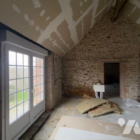 À proximité immédiate du centre de La Haye (50250), commune reconnue pour son dynamisme commerc...