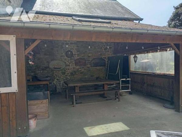 À proximité immédiate du centre de La Haye (50250), commune reconnue pour son dynamisme commerc...