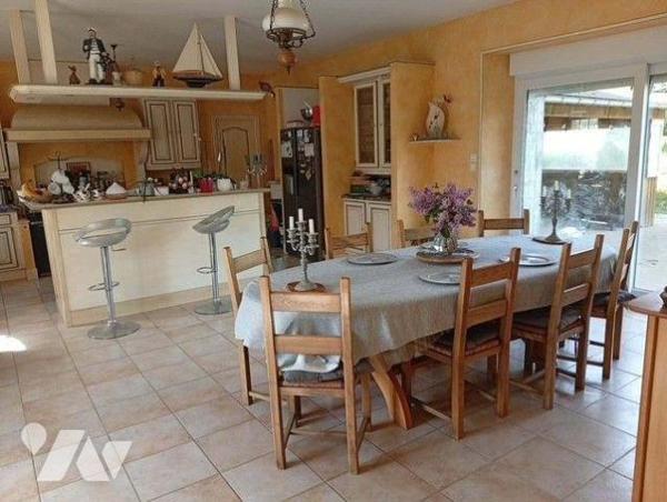 À proximité immédiate du centre de La Haye (50250), commune reconnue pour son dynamisme commerc...