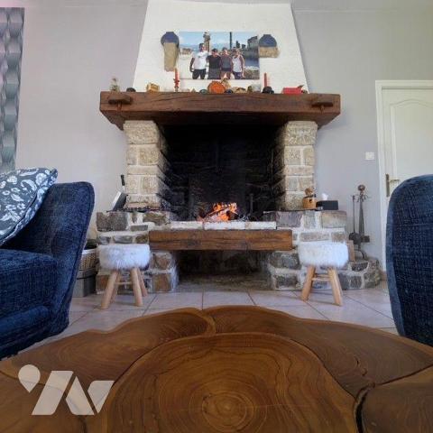 À proximité immédiate du centre de La Haye (50250), commune reconnue pour son dynamisme commerc...