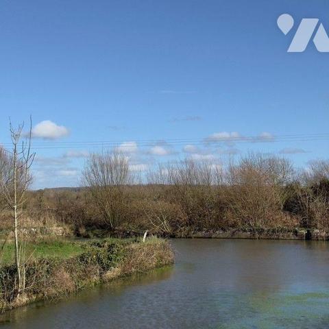 À proximité immédiate du centre de La Haye (50250), commune reconnue pour son dynamisme commerc...