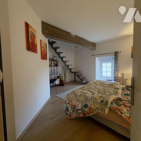 À proximité immédiate du centre de La Haye (50250), commune reconnue pour son dynamisme commerc...