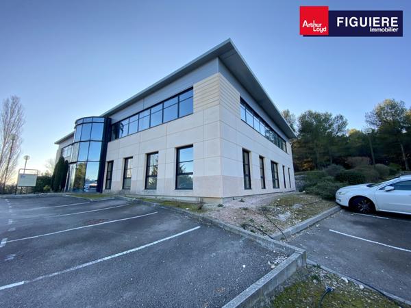 BUREAUX EN ÉTAGE DANS UN ENVIRONNEMENT BOISÉ ET CALME