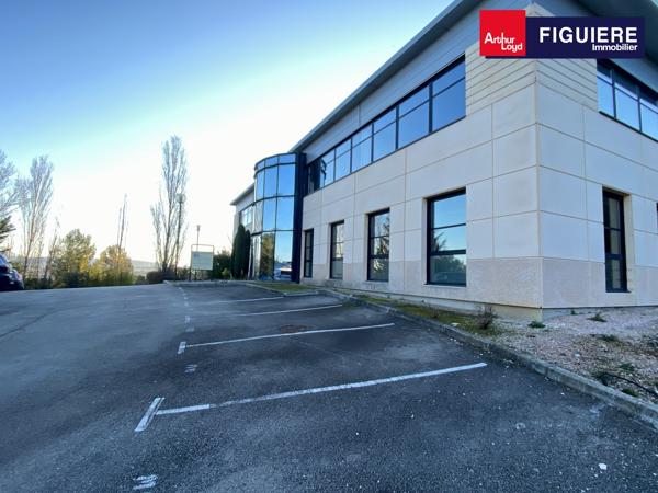 BUREAUX EN ÉTAGE DANS UN ENVIRONNEMENT BOISÉ ET CALME
