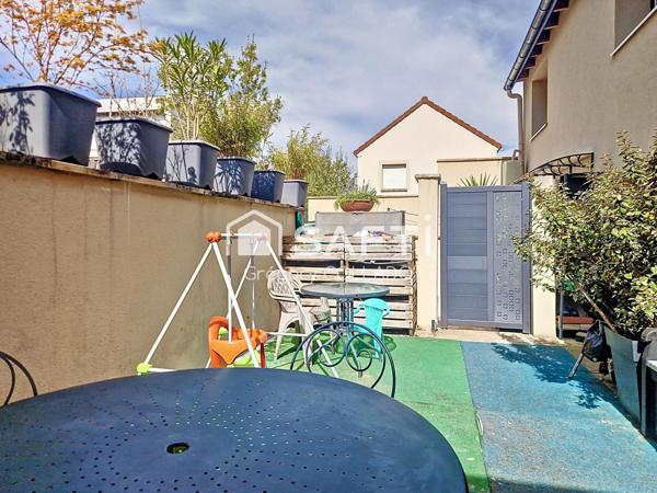 Pavillon 3 pièces non mitoyen, 2 chambres, terrasse, parking.