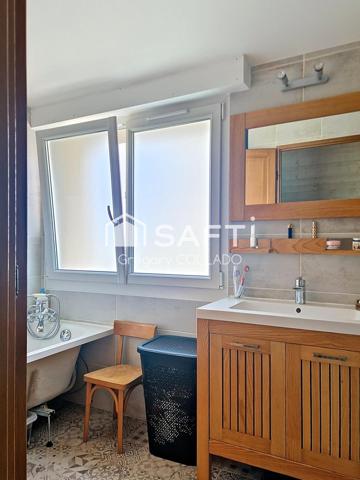 Pavillon 3 pièces non mitoyen, 2 chambres, terrasse, parking.