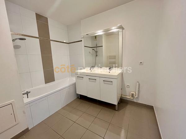 Vente
                Appartement75 m² - 3 Pièces -
                    BRUGES (33520)