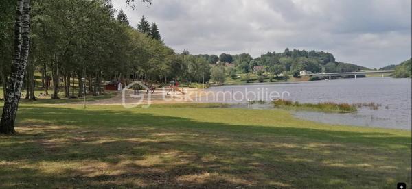 Maison de ville (135 m2) située à Bujaleuf (87460) à  proximité de tous commerces dans cette belle campagne limousine !

Vous y trouverez de beaux volumes chaleureux, aménagés avec goût et agréables à vivre.
Son originalité vous séduira !

Au rez-de-chaussée : 
Pièce de vie avec lumière traversante de 34 m2 (cuisine aménagée et équipée, ouverte sur la salle à manger)
Grand salon de 21 m2 (judicieusement semi-ouvert sur la pièce de vie)
Salle de bain de 11 m2 (baignoire, lavabo et buanderie)


En demi-palier : 
Une deuxième salle de bain (Douche, WC et lavabo).


À l’étage :
4 belles chambres (19.9 m2, 14.4 m2, 11.7 m2 et 11.6 m2).

Une cave de 19 m2 saine et récente.

L'extérieur comprend : 
un terrain d'environ 65 m2 avec terrasse bois agréable (12 m2) en sortie de cuisine
De plus, une dépendance de 22 m2 permet un stockage appréciable
Côté rue un espace de stationnement privé sur trottoir

Cette maison est raccordée au tout-à-l'égout et à la fibre.
Le chauffage est électrique avec radiateurs récents sur la partie basse et clim réversible dans les chambres.
À noter :  la  consommation estimée est bien supérieure aux factures du propriétaire.

Bujaleuf est une commune rurale de la Haute-Vienne, appréciée pour sa qualité de vie paisible et son environnement naturel préservé, notamment autour du lac de Bujaleuf.
Elle offre une vie associative riche et active, avec les commerces de proximité nécessaires et un accès au transport en commun, ce qui en fait un cadre attrayant pour les familles ou les amateurs de nature recherchant la tranquillité

Tout ce qu'il faut est sur place …pharmacie, médecin, kinésithérapeute, infirmiers, poste, bibliothèque, boulangerie, épicerie, tabac presse, matériaux, quincaillerie, garagiste, coiffure, taxi, divers artisans, école primaire publique (transport vers collège de Eymoutiers), EHPAD, camping au Lac, et associations sportives diverses…
De plus, Limoges est à 40 minutes de route, Saint Léonard de Noblat à 17 mins et Eymoutiers à 18.

------------------------------------------------------------------------

Townhouse (135 m²) located in Bujaleuf (87460) close to all amenities in the beautiful Limousin countryside!

You will find spacious, warm rooms, tastefully decorated and pleasant to live in.
Its originality will charm you!

On the ground floor: 
34 m² living room with natural light (fitted and equipped kitchen, opening onto the dining room)
Large 21 m² living room (cleverly semi-open onto the living room)
11 m² bathroom (bathtub, sink, and laundry room)


On the mezzanine level: 
A second bathroom (shower, toilet, and sink).


Upstairs:
Four beautiful bedrooms (215 sq ft, 154 sq ft, 126 sq ft, and 125 sq ft).

A healthy, recently built 200 sq ft cellar.

The exterior includes: 
a plot of approximately 65 m² with a pleasant wooden terrace (12 m²) off the kitchen.
In addition, a 22 m² outbuilding provides ample storage space.
On the street side, there is a private parking space on the sidewalk.

This house is connected to mains drainage and fiber optic internet.
The heating is electric with recent radiators in the lower part of the house and reversible air conditioning in the bedrooms.
Please note: the Energy Performance Certificate will be upgraded to D on January 1, 2026, and the estimated consumption is much higher than the owner's bills.

Bujaleuf is a rural commune in Haute-Vienne, appreciated for its peaceful quality of life and unspoiled natural environment, particularly around Lake Bujaleuf.
It offers a rich and active community life, with all the necessary local shops and access to public transportation, making it an attractive setting for families or nature lovers seeking tranquility.

Everything you need is on site: pharmacy, doctor, physical therapist, nurses, post office, library, bakery, grocery store, tobacco shop, hardware store, mechanic, hairdresser, taxi, various craftsmen, public elementary school (transportation to Eymoutiers middle school), nursing home, lake campground, and various sports clubs.
What's more, Limoges is a 40-minute drive away, Saint Léonard de Noblat is 17 minutes away, and Eymoutiers is 18 minutes away.