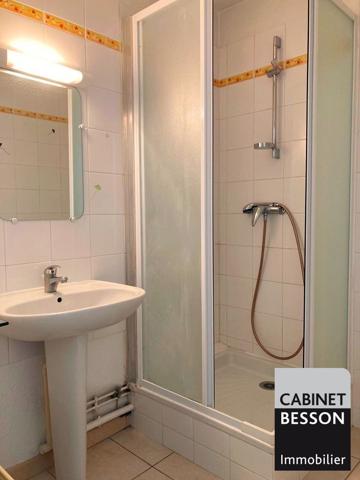 VENDU PAR LE CABINET BESSON ! ... Laurent ARDITO - CROLLES Parc Jean-Claude PATUREL - F3 en très bon état, terrasse, garage … EXCLUSIVITÉ …