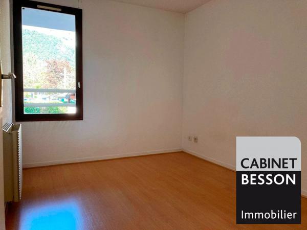 VENDU PAR LE CABINET BESSON ! ... Laurent ARDITO - CROLLES Parc Jean-Claude PATUREL - F3 en très bon état, terrasse, garage … EXCLUSIVITÉ …