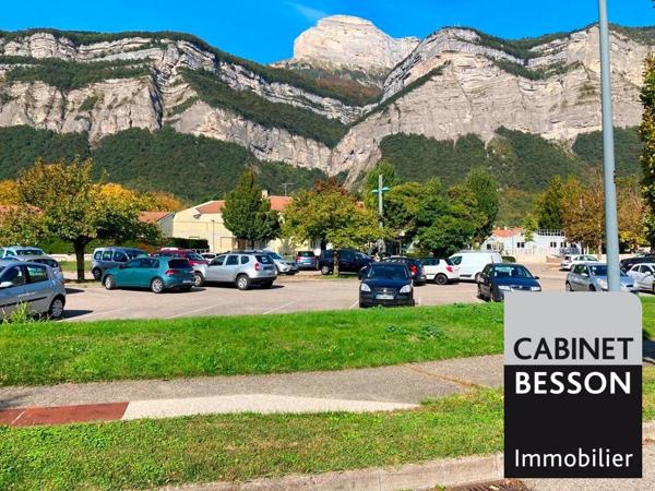VENDU PAR LE CABINET BESSON ! ... Laurent ARDITO - CROLLES Parc Jean-Claude PATUREL - F3 en très bon état, terrasse, garage … EXCLUSIVITÉ …