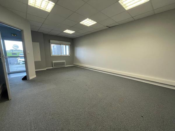 LOCATION - LOCAL PROFESSIONNEL DE 95 M² - SAINT-AVE