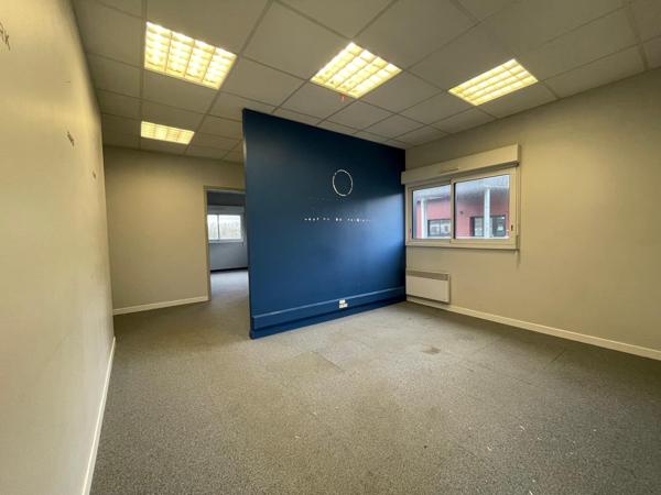 LOCATION - LOCAL PROFESSIONNEL DE 95 M² - SAINT-AVE