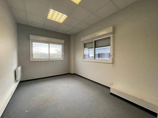 LOCATION - LOCAL PROFESSIONNEL DE 95 M² - SAINT-AVE