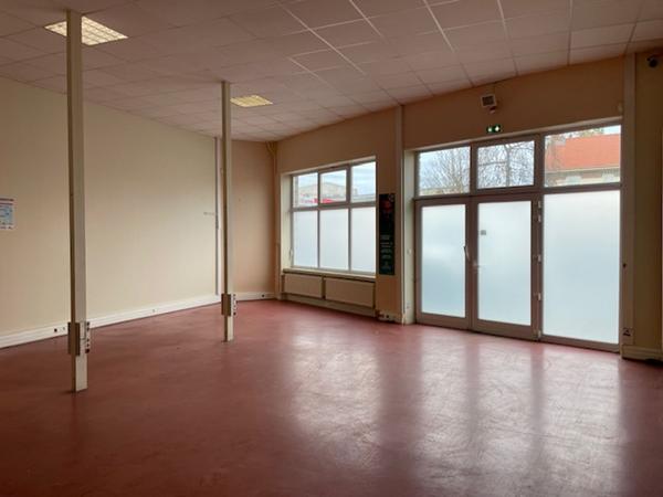 Surface commerciale/bureaux de 500 m2 environ à la vente situé en rez-de-chaussée au sein d'une copropriété avec parking privé. Local lumineux, situé sur un axe passant avec excelle...
