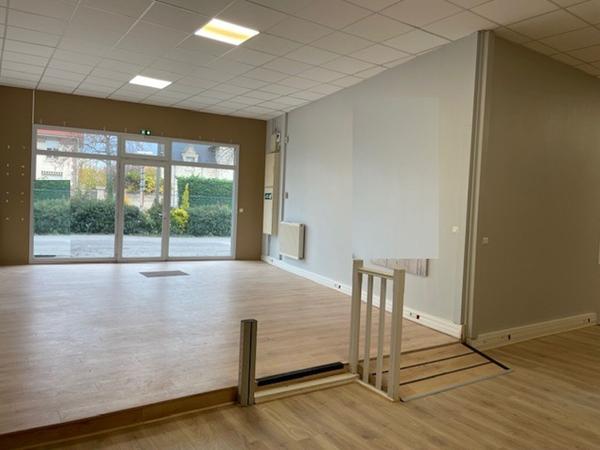 Surface commerciale/bureaux de 500 m2 environ à la vente situé en rez-de-chaussée au sein d'une copropriété avec parking privé. Local lumineux, situé sur un axe passant avec excelle...