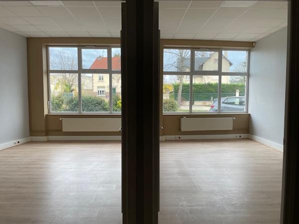 Surface commerciale/bureaux de 500 m2 environ à la vente situé en rez-de-chaussée au sein d'une copropriété avec parking privé. Local lumineux, situé sur un axe passant avec excelle...