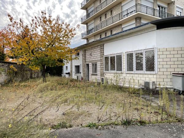 Surface commerciale/bureaux de 500 m2 environ à la vente situé en rez-de-chaussée au sein d'une copropriété avec parking privé. Local lumineux, situé sur un axe passant avec excelle...