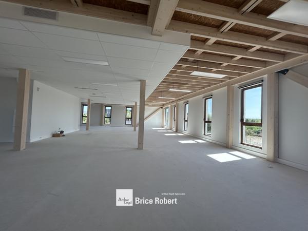 Bureaux à louer neufs à Saint Priest environnement écologique et lumineux