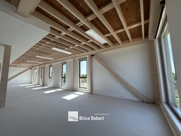 Bureaux à louer neufs à Saint Priest environnement écologique et lumineux