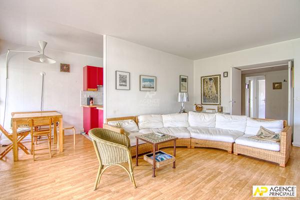 Versailles Clagny Appartement 86.74 m² carrez situé au 2ème étage avec ascenseur, balcons filants, cave, box et parking en sous-sol 520 000 € **  - Référence  28072