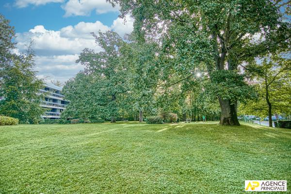 Versailles Clagny Appartement 86.74 m² carrez situé au 2ème étage avec ascenseur, balcons filants, cave, box et parking en sous-sol 520 000 € **  - Référence  28072