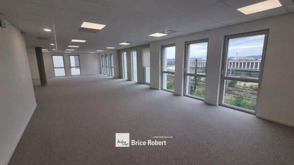 Location bureaux lumineux avec terrasses privatives à Lyon 7ème Garibaldi