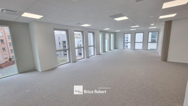 Location bureaux lumineux avec terrasses privatives à Lyon 7ème Garibaldi