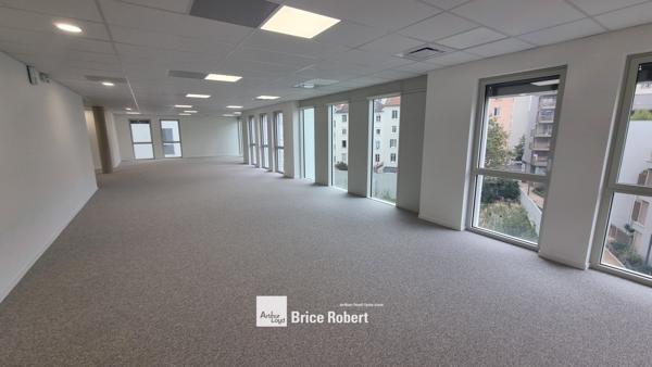 Location bureaux lumineux avec terrasses privatives à Lyon 7ème Garibaldi