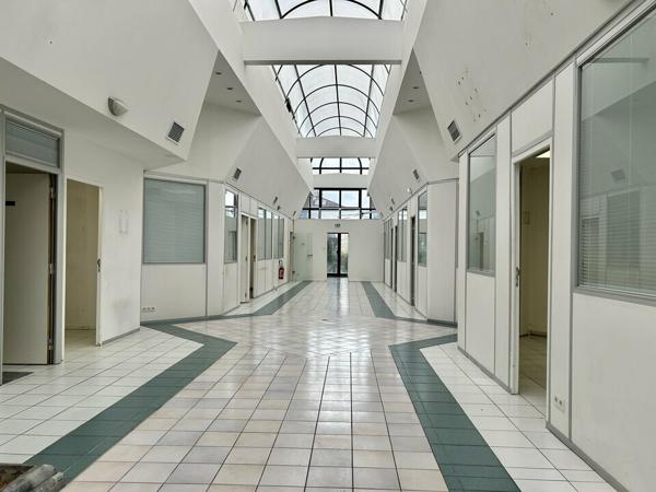 BUREAUX à VENDRE de 607.4 m²
