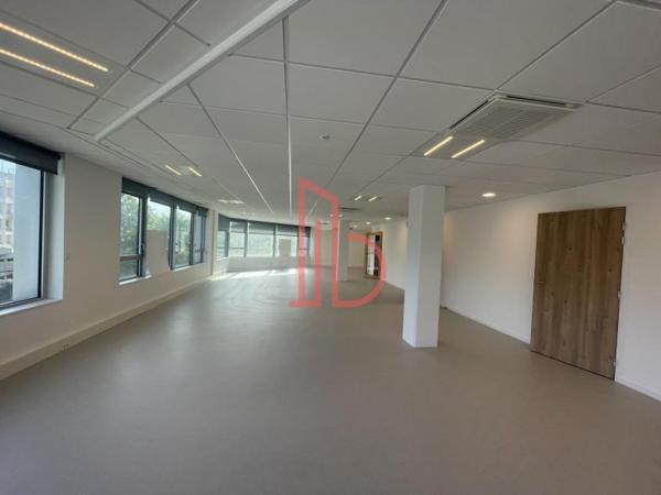 Bureau de 758 m² à louer à Bordeaux Lac - Bruges
