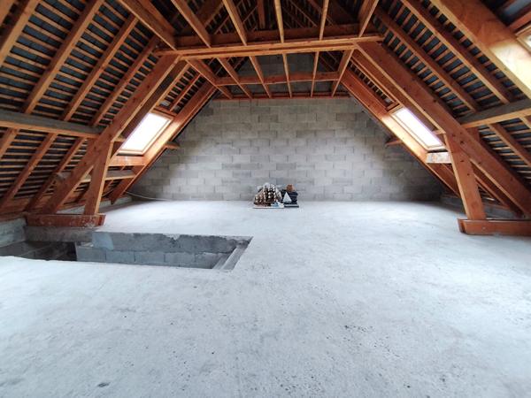 Immeuble au centre de Saint Pierre Des Corps bien placé à coté de tout les services, Fil Bleu, Gare TGV...