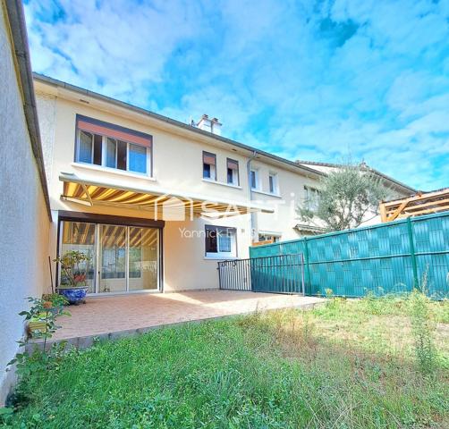 Maison sur sous-sol garage, trois chambres, cave et jardin clos.