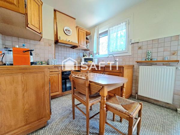 Maison sur sous-sol garage, trois chambres, cave et jardin clos.