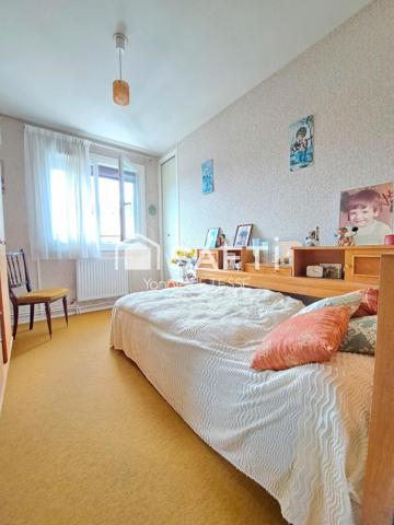 Maison sur sous-sol garage, trois chambres, cave et jardin clos.