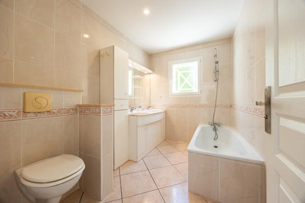 Maison
         6 pièces
        - 155 m² 615 000 € *