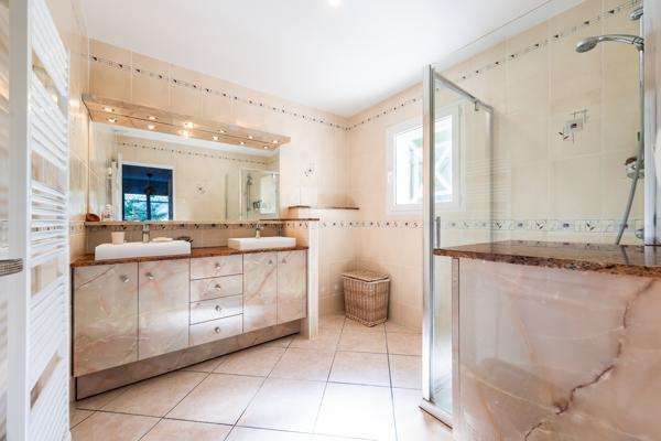 Maison
         6 pièces
        - 155 m² 615 000 € *