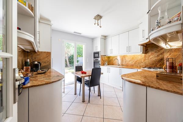 Maison
         6 pièces
        - 155 m² 615 000 € *