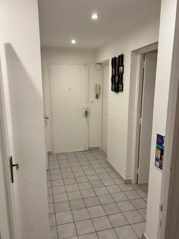BEL APPARTEMENT AU GRATTE CIEL