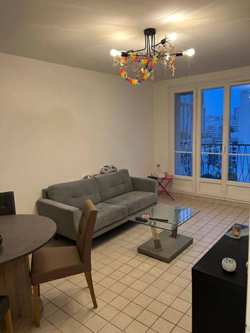 BEL APPARTEMENT AU GRATTE CIEL