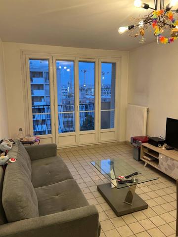 BEL APPARTEMENT AU GRATTE CIEL