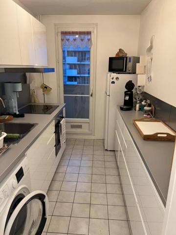 BEL APPARTEMENT AU GRATTE CIEL