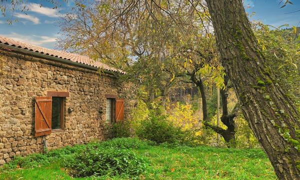 Vanosc (07690) Ancienne Ferme en pierres- Isolée et rénovée - 350 m² et 9000 m² de Terrain