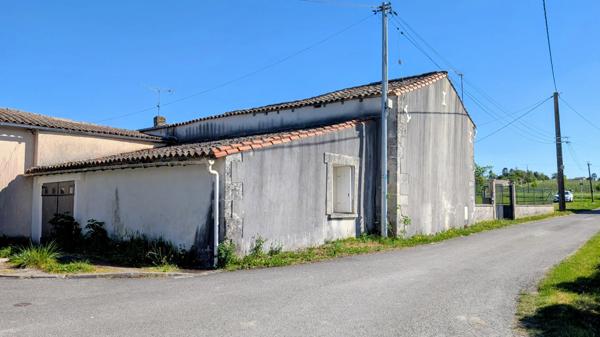 Maison à rénover proche de SEGONZAC (16) avec terrain