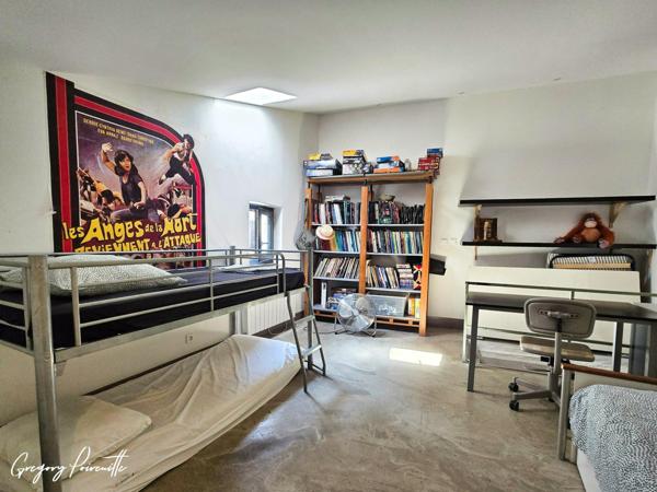 Au cœur du village du Revest-les-Eaux, au calme