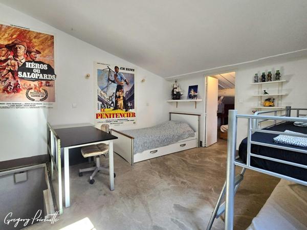 Au cœur du village du Revest-les-Eaux, au calme