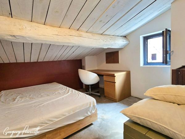 Au cœur du village du Revest-les-Eaux, au calme